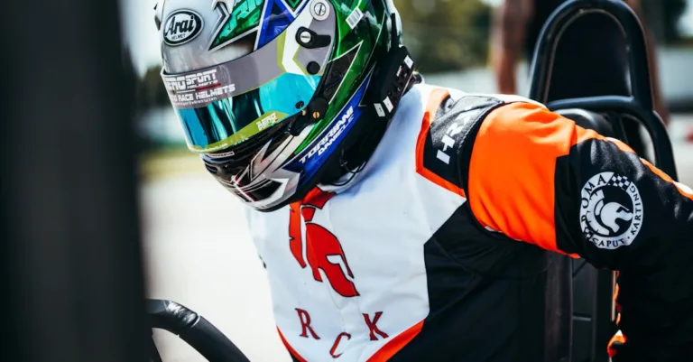 découvrez la carrière et les exploits de peter miles, pilote de course passionné, reconnu pour ses performances exceptionnelles sur circuit.
