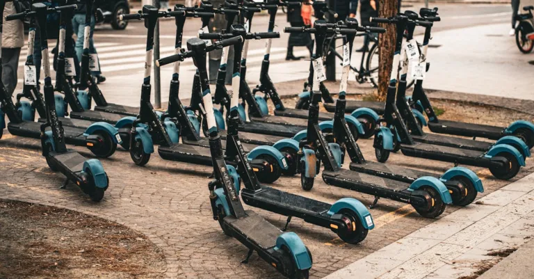 découvrez la légalité des modifications de scooter : règles, restrictions et conseils pour rester conforme à la loi.