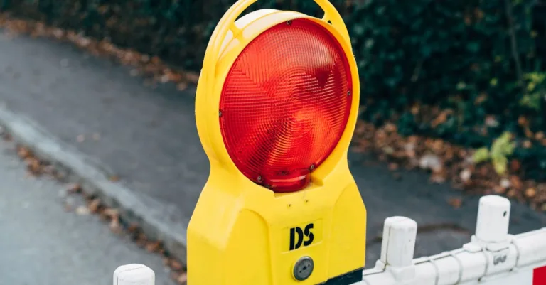 découvrez ce que signifie le témoin d'alerte adblue et comment réagir pour éviter des pannes et maintenir les performances de votre véhicule diesel.