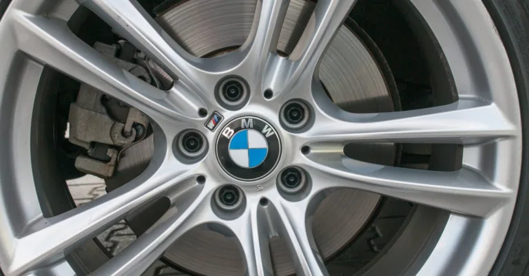 découvrez les pièces d'origine bmw, garanties de qualité et de performance pour votre véhicule. assurez la durabilité et la sécurité avec nos pièces authentiques bmw.