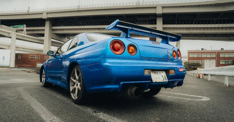 découvrez la nissan skyline r34 sedan, une berline emblématique alliant performance, design sportif et confort ultime pour les passionnés d'automobiles.