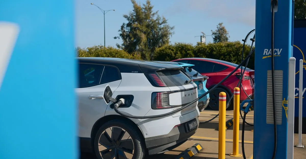 découvrez l'autonomie des voitures électriques, les facteurs qui l'influencent et comment optimiser votre trajet avec une voiture électrique.