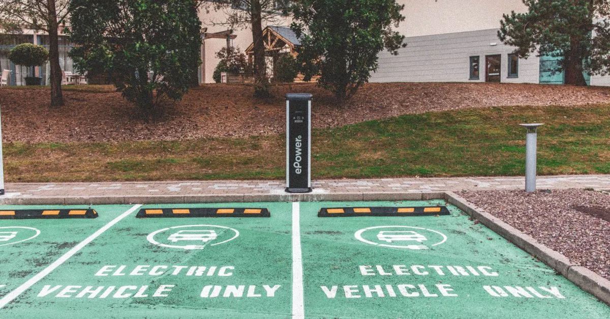 découvrez tout sur les voitures électriques : avantages, modèles, innovations et conseils pour adopter une conduite écologique et économique.