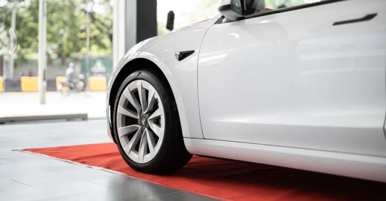 découvrez comment l'usure des pneus des véhicules électriques diffère et quels facteurs influencent leur durabilité pour optimiser la sécurité et les performances.
