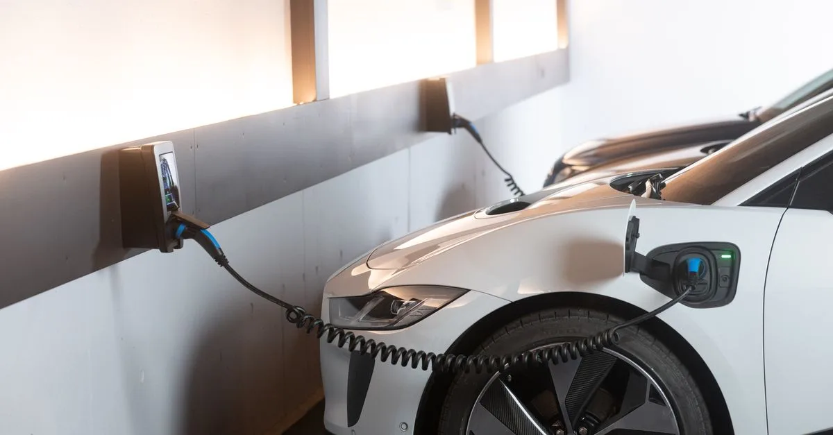 installation de station de recharge à domicile : solutions efficaces et faciles pour recharger votre véhicule électrique chez vous.