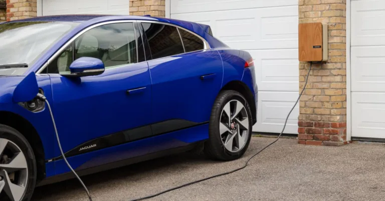 installation de bornes de recharge à domicile pour véhicules électriques : profitez d'une solution pratique, rapide et sécurisée pour recharger chez vous.