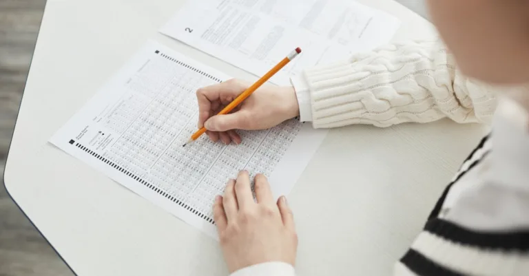 préparez-vous efficacement avec notre sélection officielle de questions d'examen pour le permis, conçue pour maximiser vos chances de réussite.
