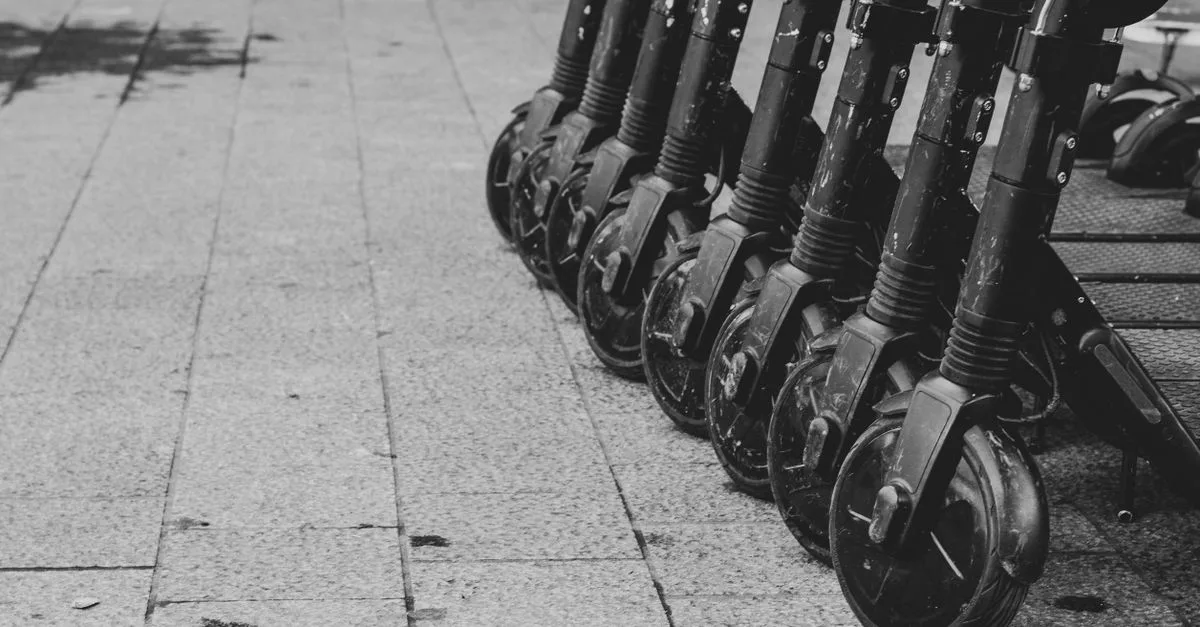 découvrez les causes et les solutions pour la dégradation de la batterie de votre scooter afin d'optimiser sa durée de vie et ses performances.