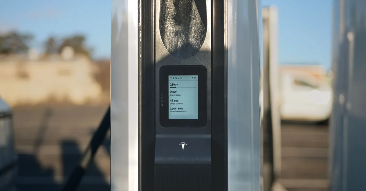 découvrez comment la batterie tesla se décharge en hiver et apprenez des astuces pour optimiser son autonomie par temps froid.