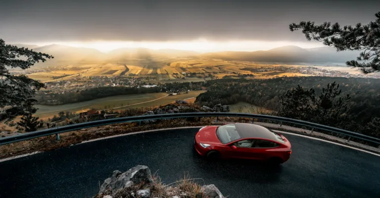 découvrez comment la batterie tesla se décharge en hiver et des conseils pour optimiser son autonomie par temps froid.