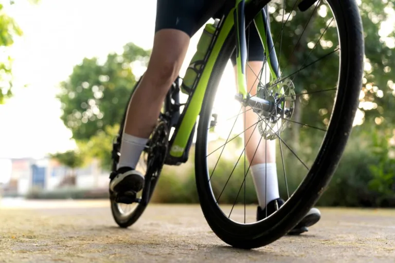 Roues de vélo route : carbone ou aluminium, que choisir ?