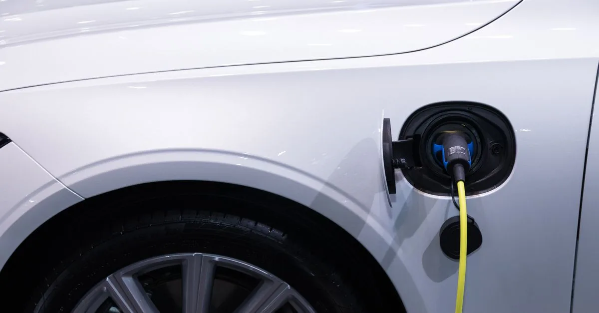 réduisez votre facture d'électricité en rechargeant votre voiture la nuit, lorsque les tarifs sont plus bas, pour économiser de l'énergie et de l'argent.