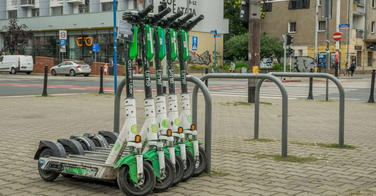découvrez notre gamme de trottinettes électriques haut de gamme alliant performance, design élégant et technologies avancées pour une mobilité urbaine optimale.