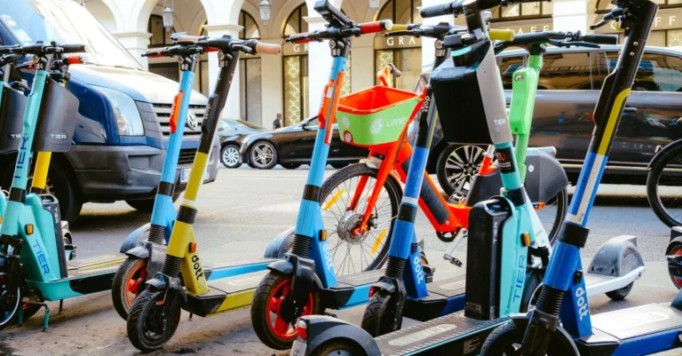 découvrez nos trottinettes électriques haut de gamme alliant performance, design et autonomie pour des déplacements urbains élégants et efficaces.