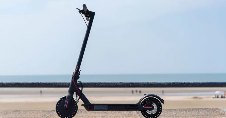 réglementations strictes et à jour pour les trottinettes électriques puissantes, assurant sécurité et conformité pour tous les utilisateurs.