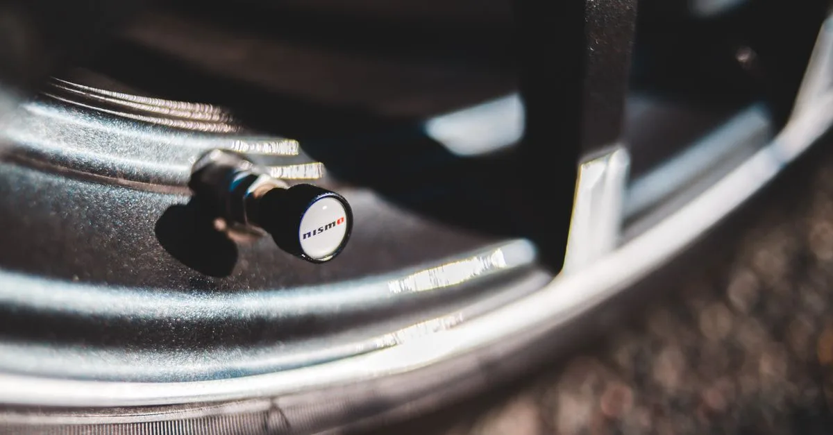 découvrez l'importance de la pression des pneus pour votre sécurité et la performance de votre véhicule. conseils pour vérifier et maintenir une pression optimale.
