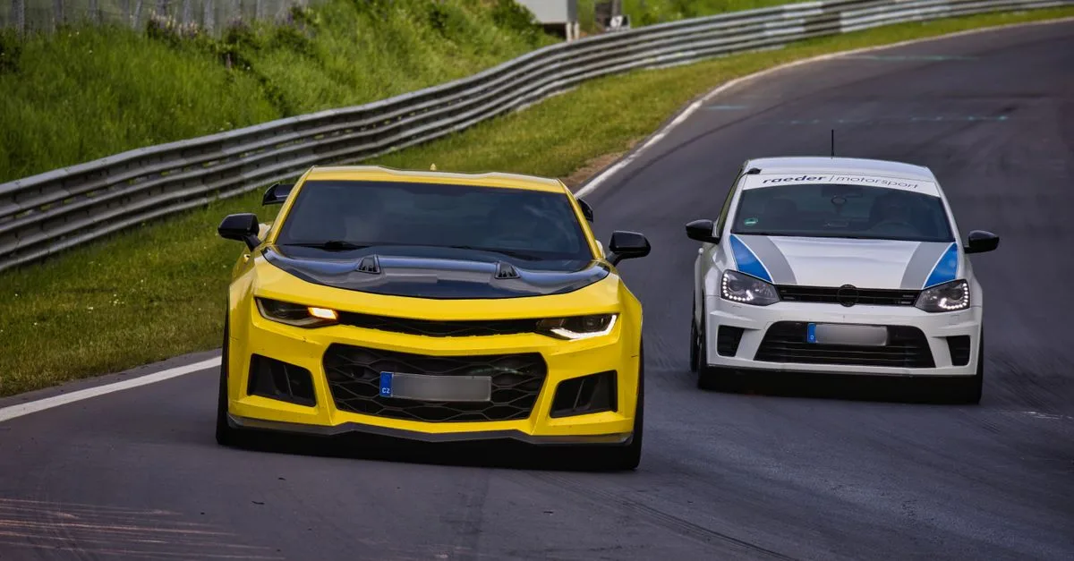 comparaison des performances automobiles : découvrez les caractéristiques, la puissance, la vitesse et l'efficacité énergétique des meilleurs modèles pour faire le bon choix.