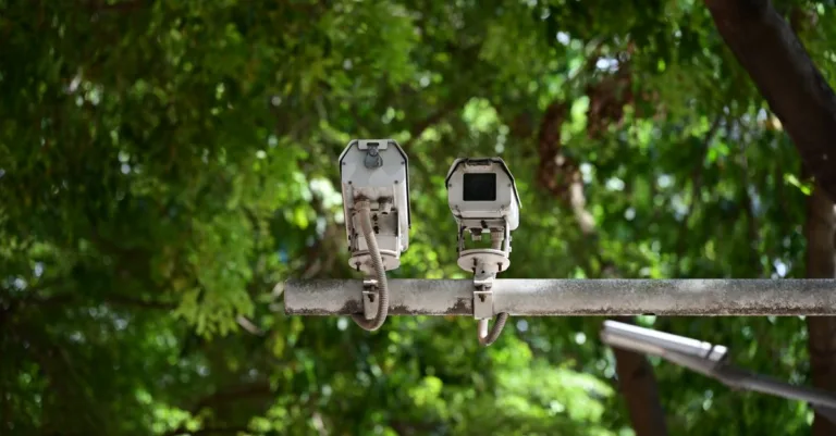 découvrez comment fonctionne la surveillance par caméra aux feux rouges pour améliorer la sécurité routière et réduire les infractions.