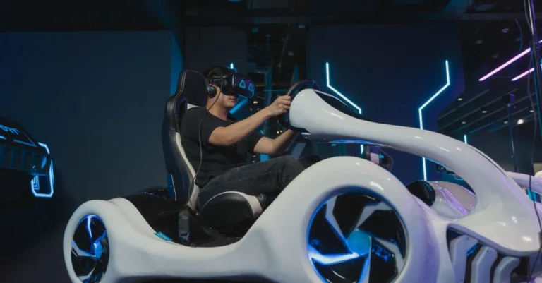découvrez notre simulateur de conduite réaliste pour améliorer vos compétences au volant en toute sécurité.