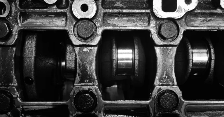 découvrez les causes courantes du calage moteur, comment diagnostiquer ce problème et les solutions pour éviter que votre voiture ne cale en roulant.