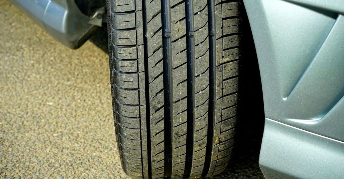 découvrez l'importance de la pression des pneus pour votre sécurité et la performance de votre véhicule. guide complet pour vérifier et ajuster correctement la pression des pneus.
