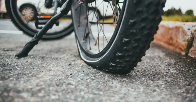 découvrez l'importance de la pression des pneus pour la sécurité, l'économie de carburant et la longévité de vos pneus. conseils pour mesurer et ajuster correctement la pression.