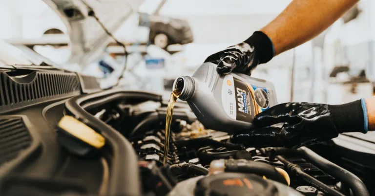 découvrez notre huile moteur synthétique de haute performance, conçue pour protéger votre moteur, améliorer l'efficacité et prolonger la durée de vie de votre véhicule.